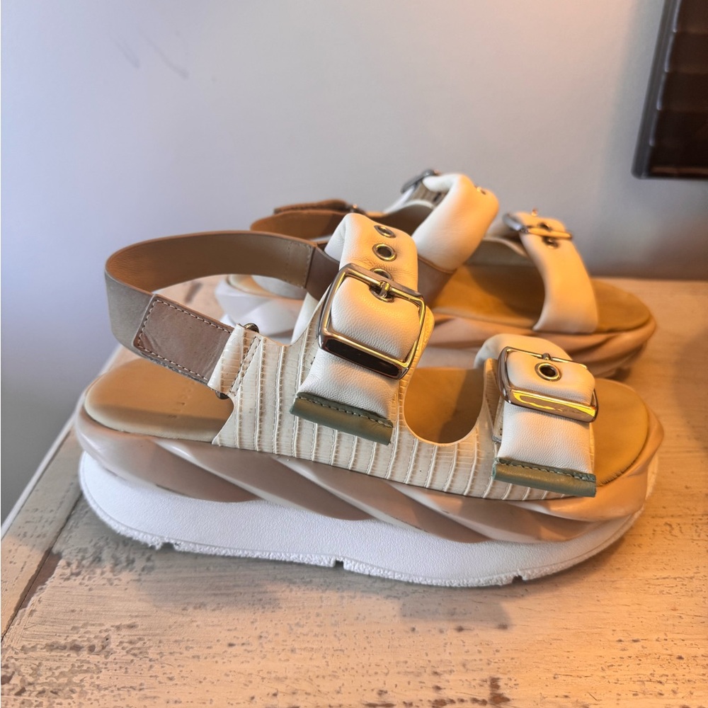 Great Condition! Only worn a few times. Very comfortable!